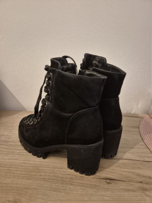 Ghete negre cu siret