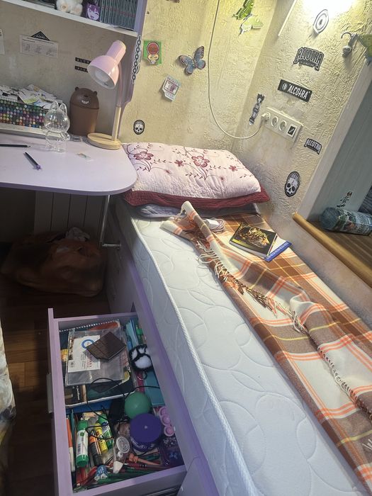 Детская комната с кроватью.