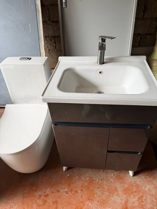 Продам ванну унитаз и тумбочку с раковиной комплект