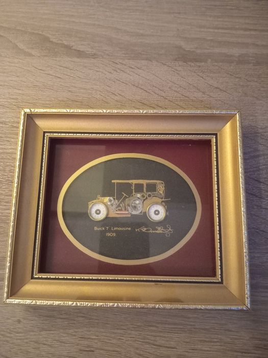 Tablou miniatură piese ceas Ken Broadbent – Buick 1909, cu etichetă originală.