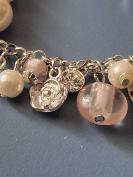 Set de bijuterii care include o brățară cu perle și cercei asortați