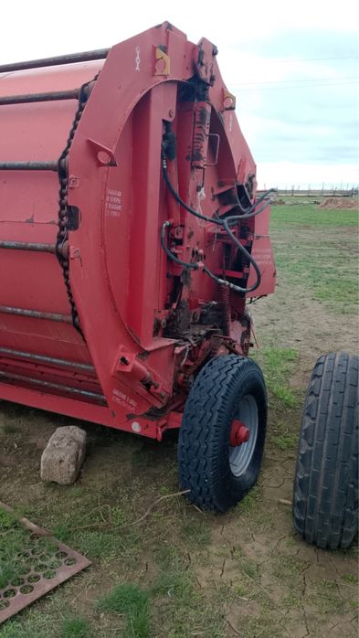 Продам рулоновый пресс подборщик.