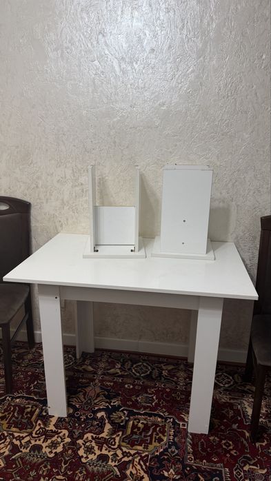 Продам обеденный комплект: стол + 3 стула.