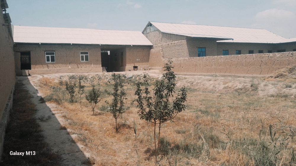 Karmana tumanida hamma qulayliklarga ega hovli sotiladi