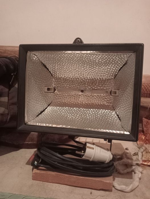 Assalomu alaykum projektor sotiladi fklyuchateli ham bor.