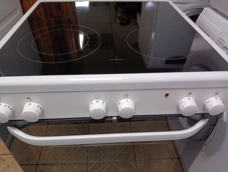 Като нова свободно стояща печка с керамичен плот VOSS 2години Гаранция