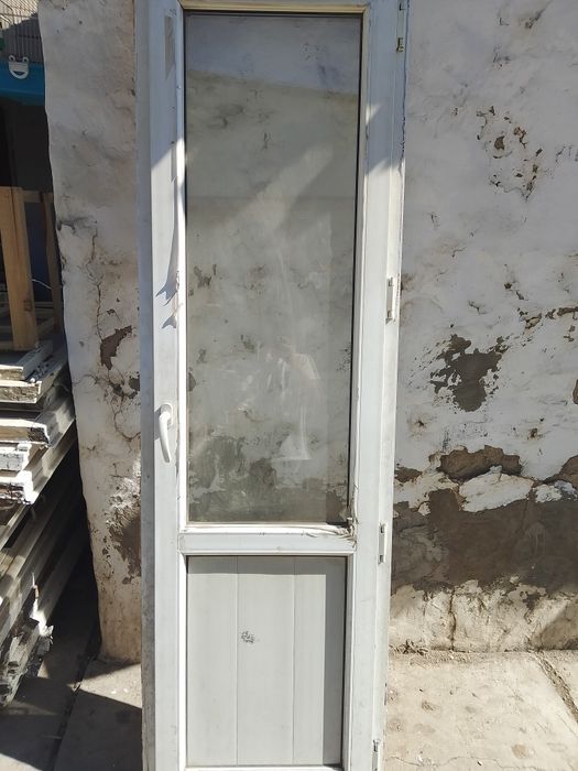 Продам пластиковую дверь