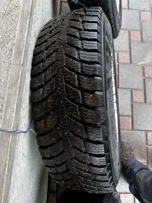 Vând 4 cauciucur 205/ R16c