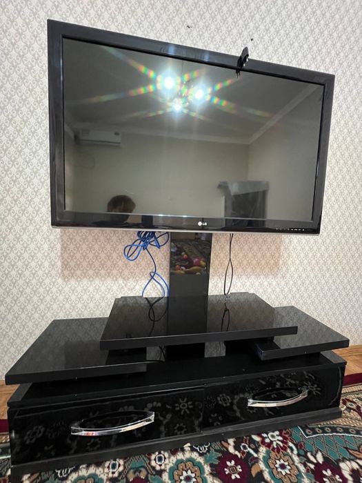 Телевизор с подставкой
