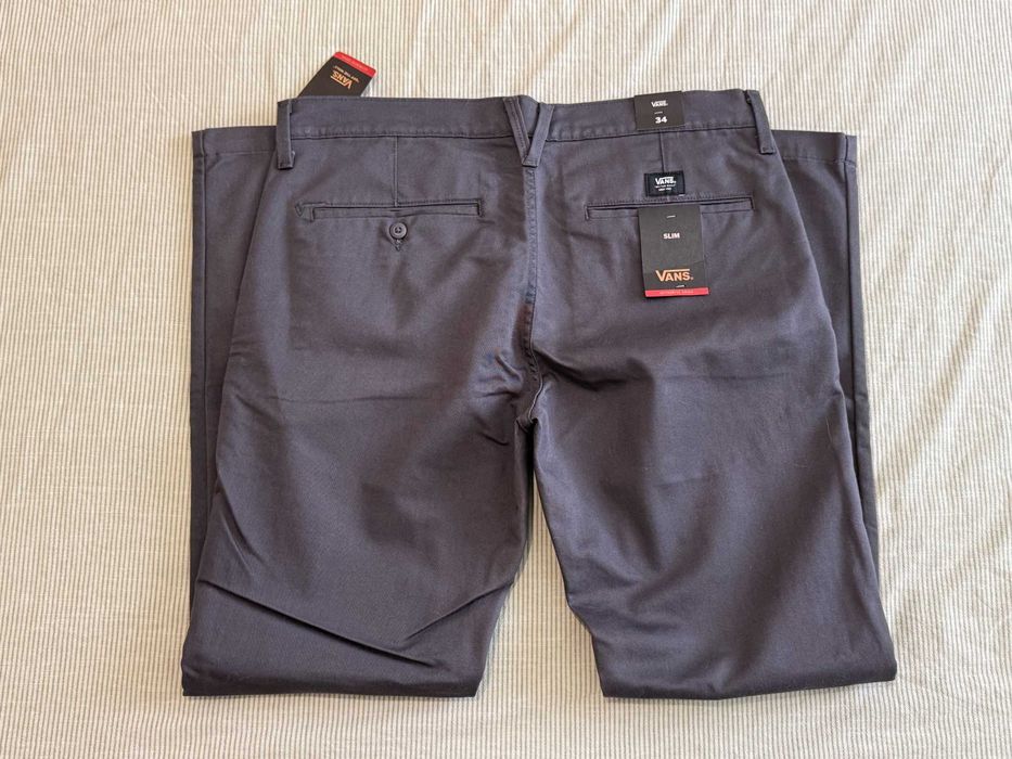 Продавам нов панталон Vans Authentic Chino, размер 34