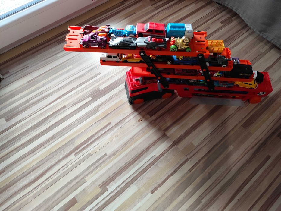 Hot Wheels - Мега транспортьор-автовоз с 40 колички към него