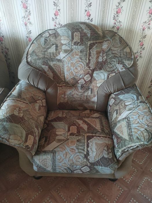 Продам диван и два кресла