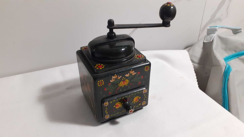 Rasnita veche cafea pictata manual ( obiect de decor)