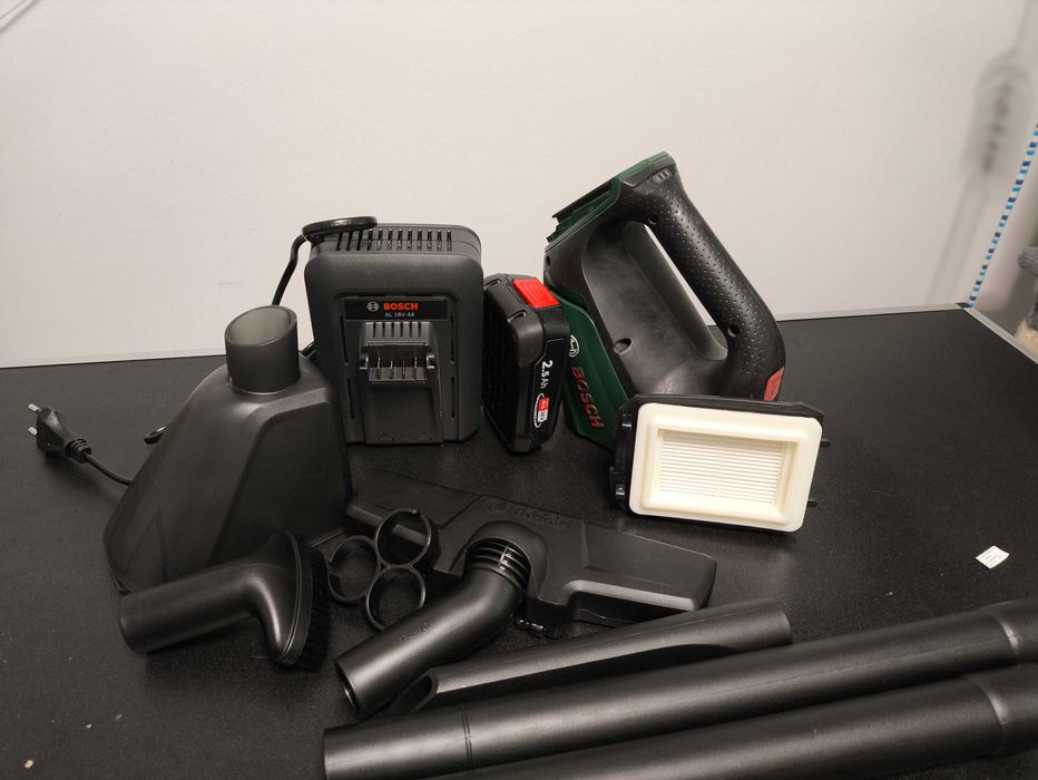 Set Bosch UniversalVac 18 cu incarcator AL 18V-44 + acumulator PBA 18V