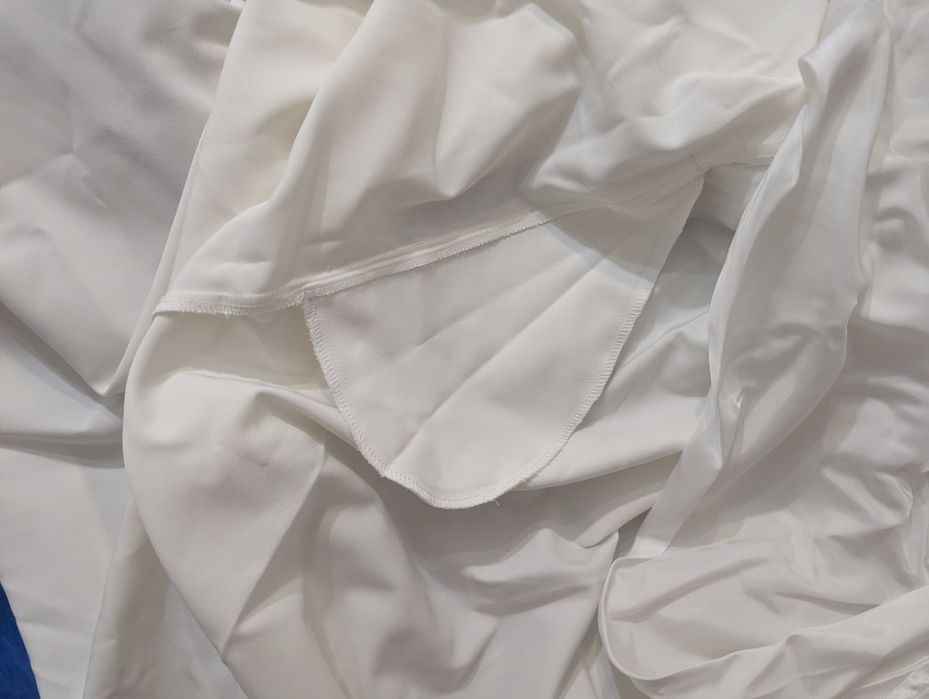 платье атласное белое