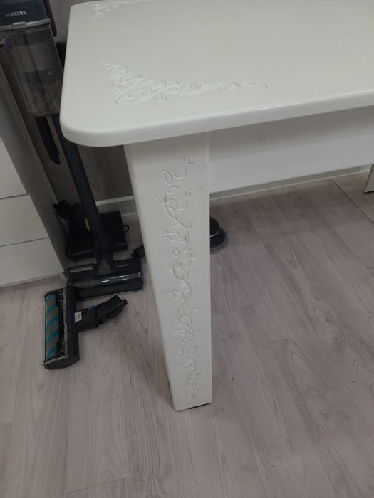 Кухонный стол белый