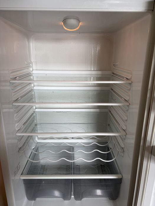 Продам двухкамерный холодильник Атлант