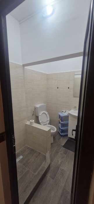 Inchiriez apartament 3 camere parter