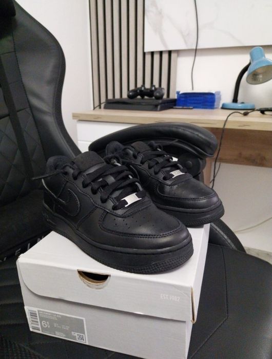 Vând Nike Air Force 1, noi, cu eticheta. Potriviti pentru orice outfit