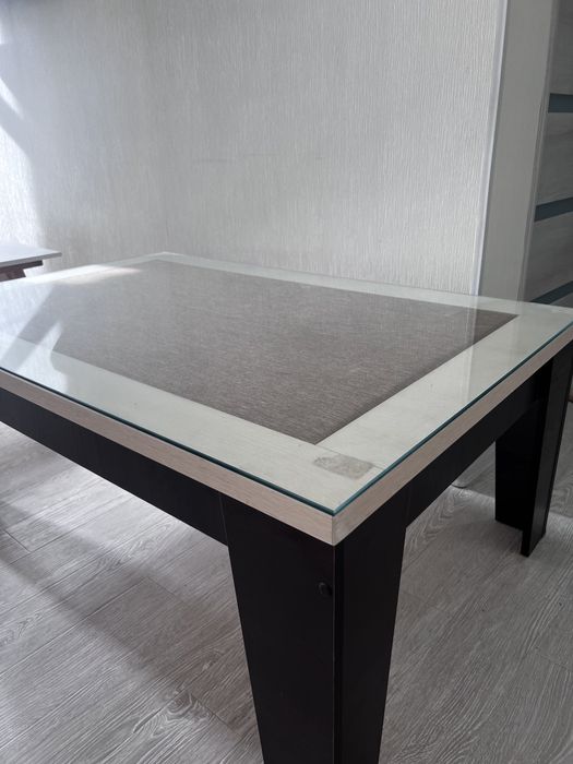 Продаётся маленький гостевой стол!