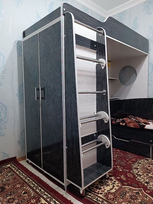 Двухъярусная кровать со шкафом и полками