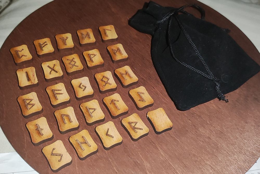 Руны скандинавские деревянные с мешочком. Оракул.