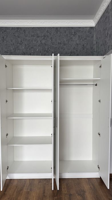 Белый распашной шкаф 160×204×47 см