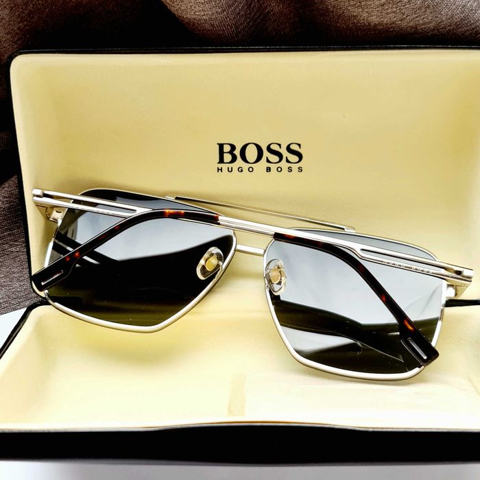 Солнцезащитные очки Hugo Boss.