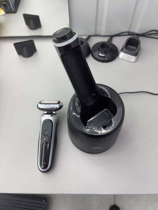 Braun Series 7 cu statie de curatare si incarcare