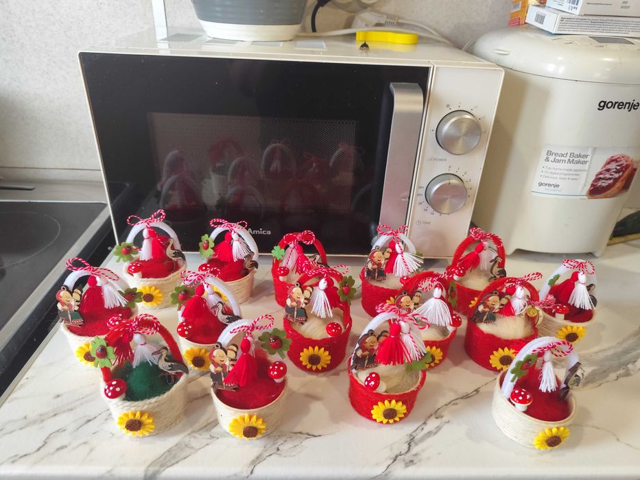 Мартеници сувенирни кошнички