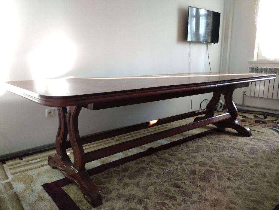 Большой стол со стульями