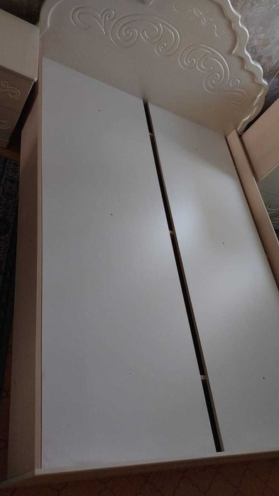 Телевизионная тумба. Кровать.