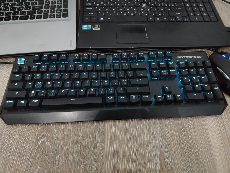 Два ноутбука и клавиатура мышка