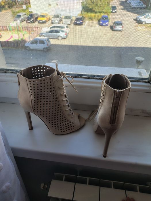 Botine bej, cu toc, 35, noi cu etichetă