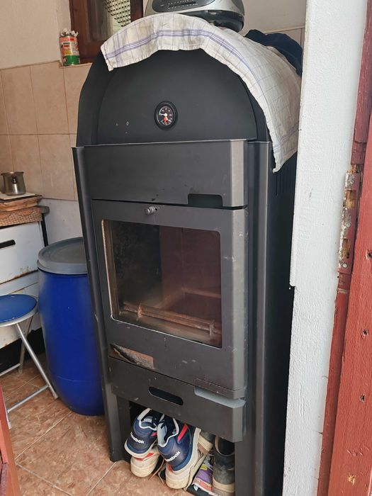 Termoșemineu pe lemne ca nou.