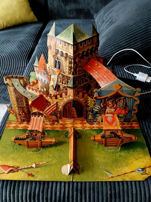 Панорамна книжка - pop-up книга 3 D замък