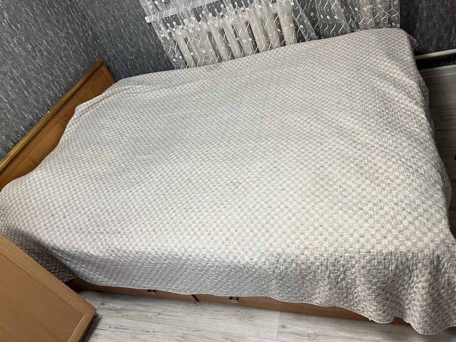 Угловой шкаф и кровать