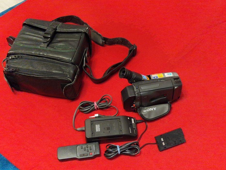 Camera video Sony cu accesorii și geanta de transport