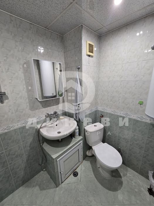 Продава тристаен апартамент до Мол Галерия