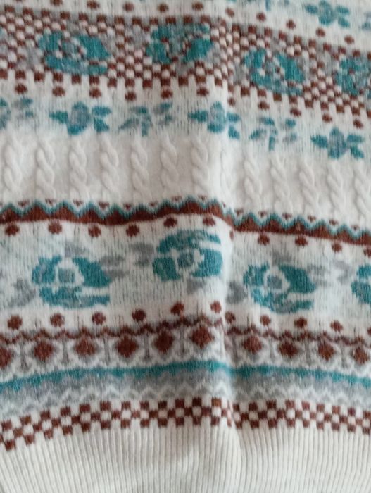 Младежки дамски вълнени блузи.