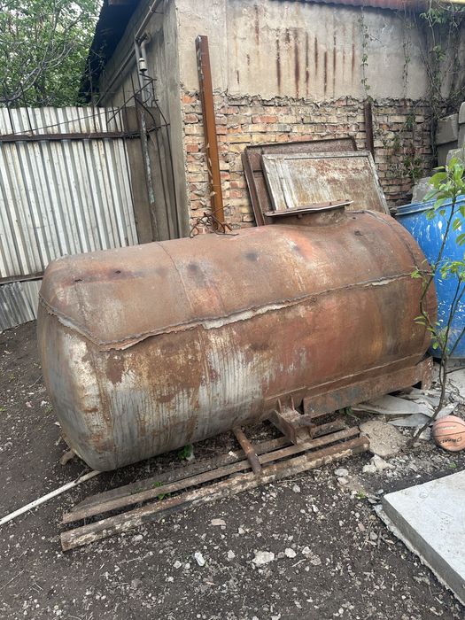 Емкость  2,5-3 куба