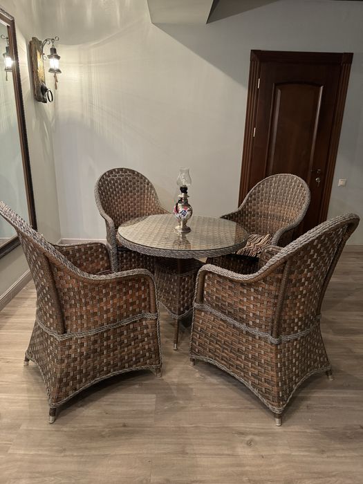 Продается ротанговый стол со стульями.