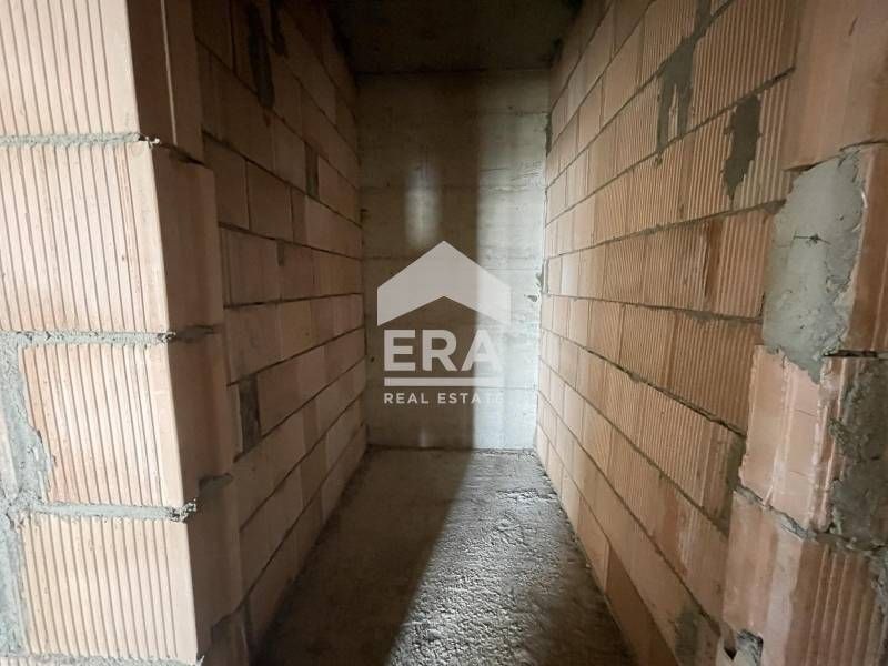 Eднофамилна новострояща се къща на три нива за продажба, с голям гараж