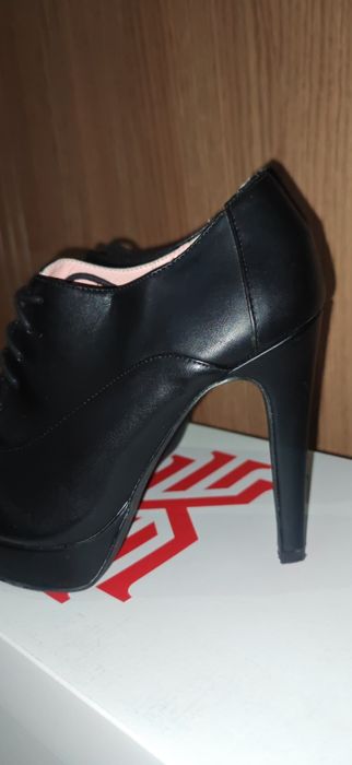 Обувки с ток     .