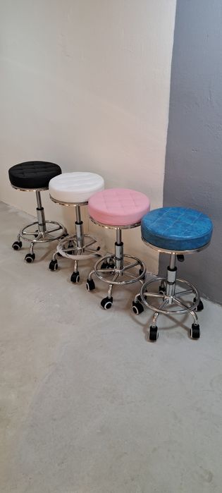 Стулья регулирующиеся на роликах. Цена от ... .