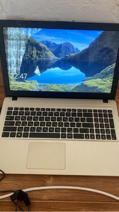 Ноутбук саттылады істеп тур