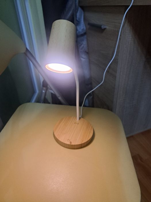 Lampa cu incarcare wireless ptr telefon