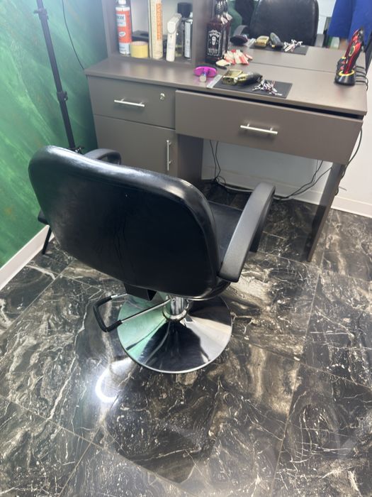 Scaun frizerie negru de piele