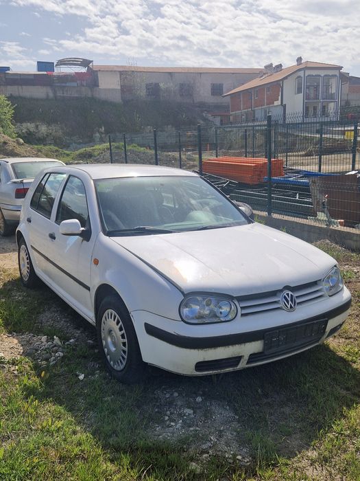 Golf 4 1.6 SR (НА ЧАСТИ)