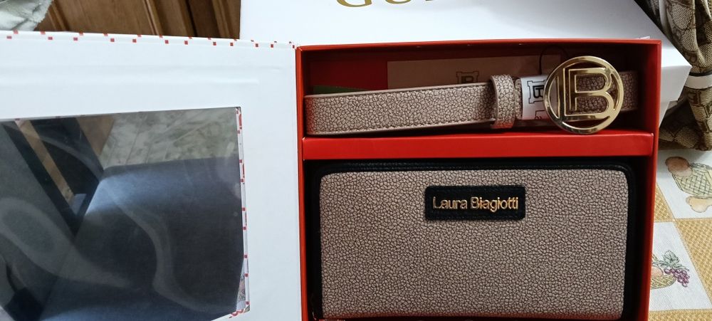 Vand adidași Guess   650lei , rucsac Laura Biagiotti 250 lei.   Portofel si curea Laura Biagiotti 200 lei